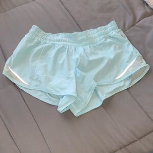 lululemon hotty hot short 2.5” (size 8)